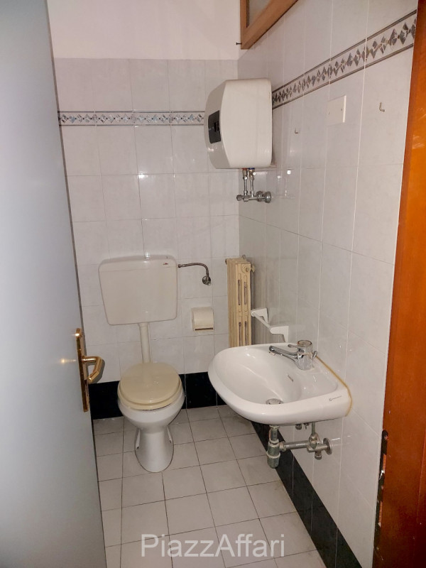 In Centro Storico a Piove di Sacco, situato strategicamente sotto al portico, proponiamo in affit...