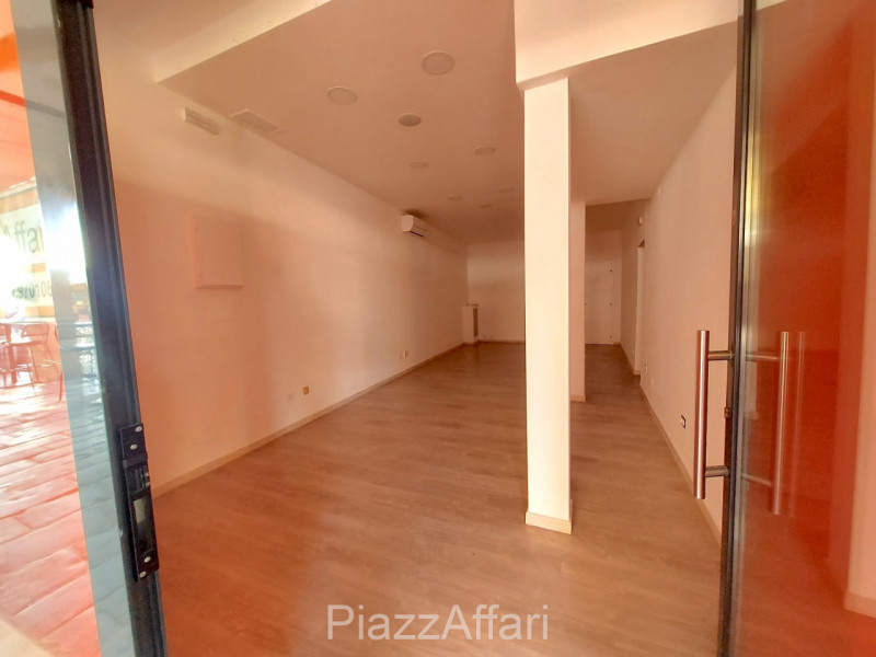 In Centro Storico a Piove di Sacco, situato strategicamente sotto al portico, proponiamo in affit...