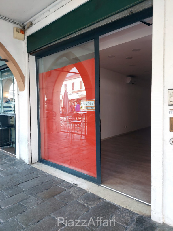 In Centro Storico a Piove di Sacco, situato strategicamente sotto al portico, proponiamo in affit...