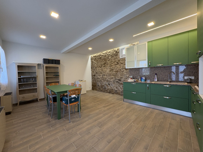 Nel cuore della frazione di Zovon di Vò, proponiamo in vendita una splendida casa singola complet...