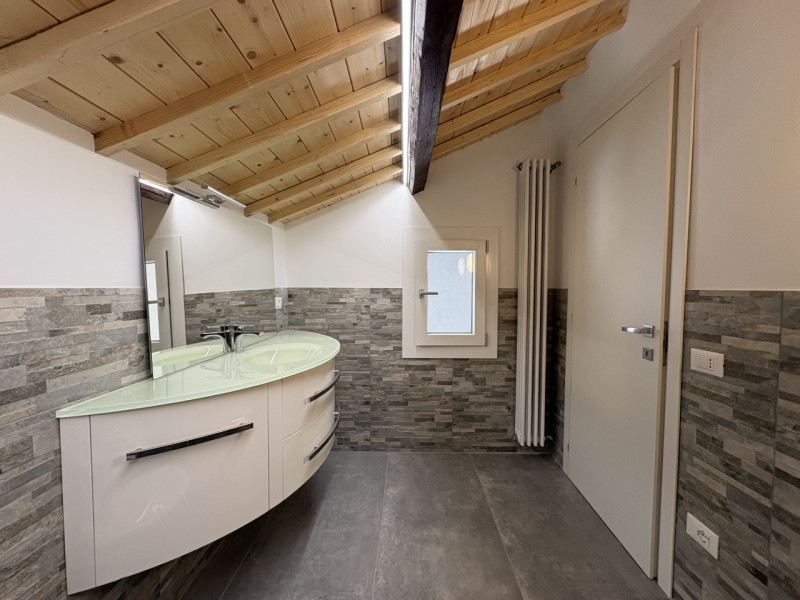 Nel cuore della frazione di Zovon di Vò, proponiamo in vendita una splendida casa singola complet...