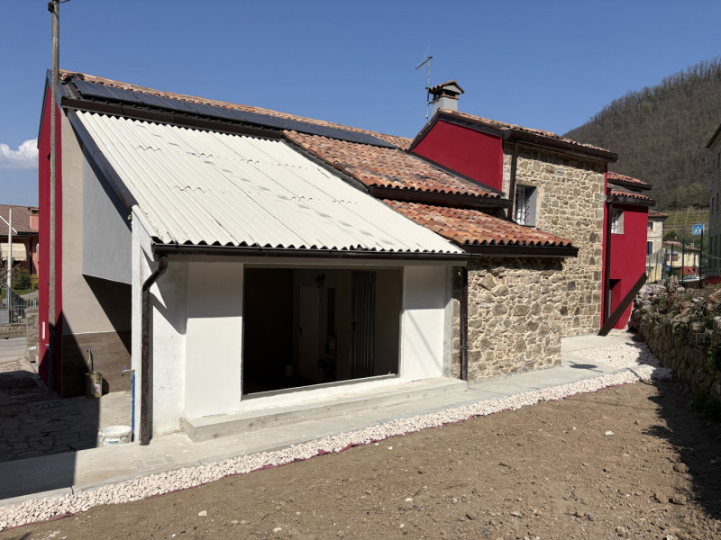 Nel cuore della frazione di Zovon di Vò, proponiamo in vendita una splendida casa singola complet...