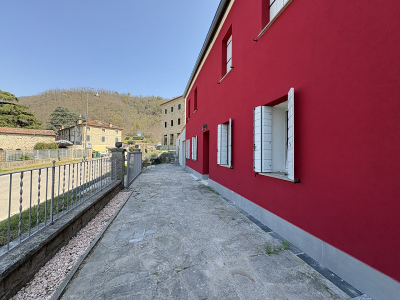 Nel cuore della frazione di Zovon di Vò, proponiamo in vendita una splendida casa singola complet...