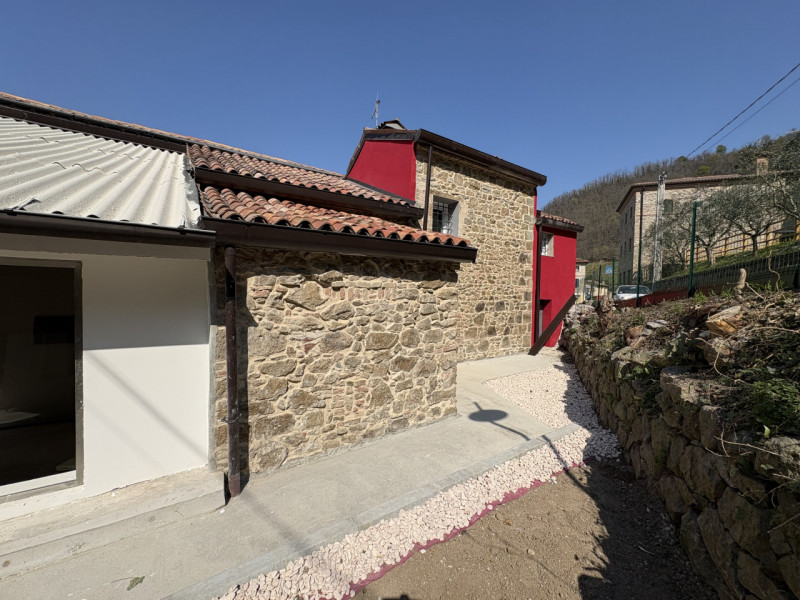 Nel cuore della frazione di Zovon di Vò, proponiamo in vendita una splendida casa singola complet...