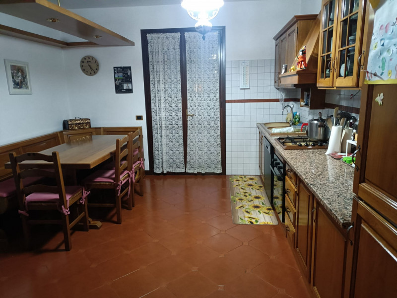 Scoprite questa affascinante villa singola situata nel tranquillo comune di Ponte San Nicolò, nel...