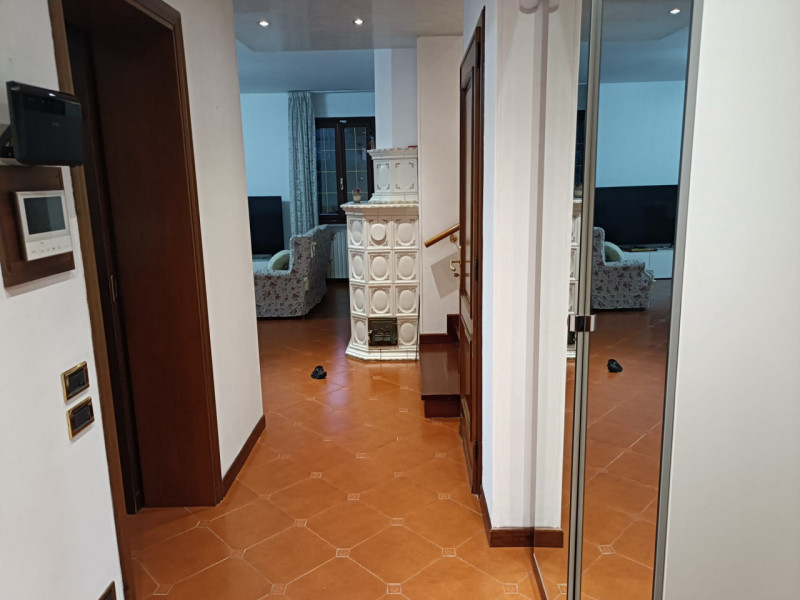 Scoprite questa affascinante villa singola situata nel tranquillo comune di Ponte San Nicolò, nel...