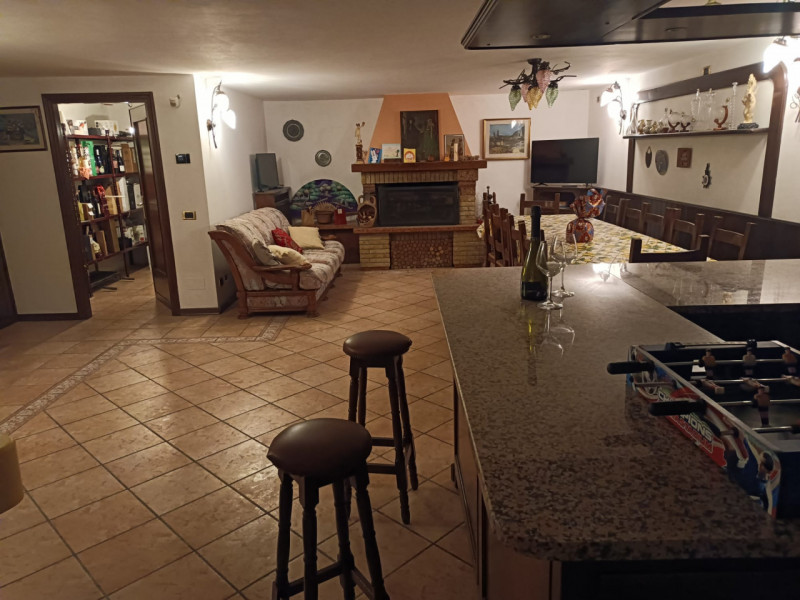 Scoprite questa affascinante villa singola situata nel tranquillo comune di Ponte San Nicolò, nel...