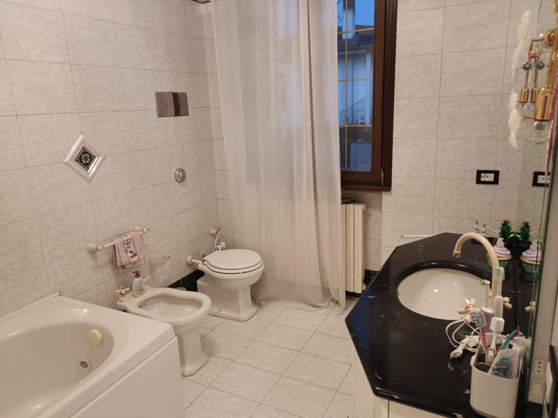 Scoprite questa affascinante villa singola situata nel tranquillo comune di Ponte San Nicolò, nel...