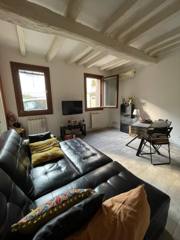 In Centro storico di Padova proponiamo un appartamento situato al piano terra di un'elegante  pal...