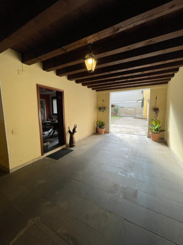 In Centro storico di Padova proponiamo un appartamento situato al piano terra di un'elegante  pal...
