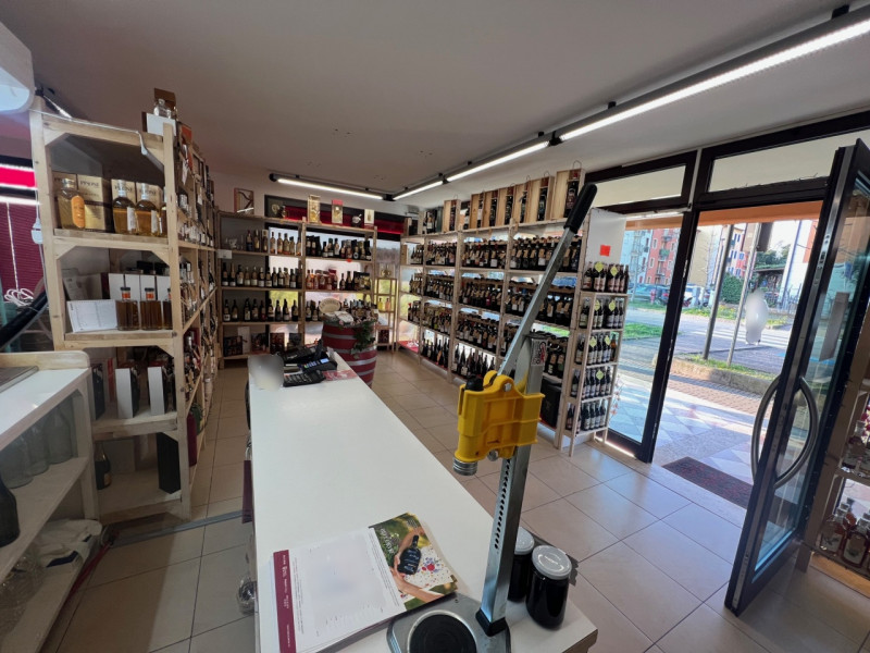 Proponiamo in vendita un negozio di circa 55 mq situato nel comune di Lonigo. L’immobile si trova...