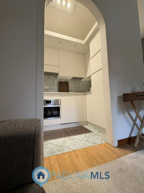 A pochi passi dal Duomo di Padova, in una delle vie più riservate e ricercate del centro storico,...