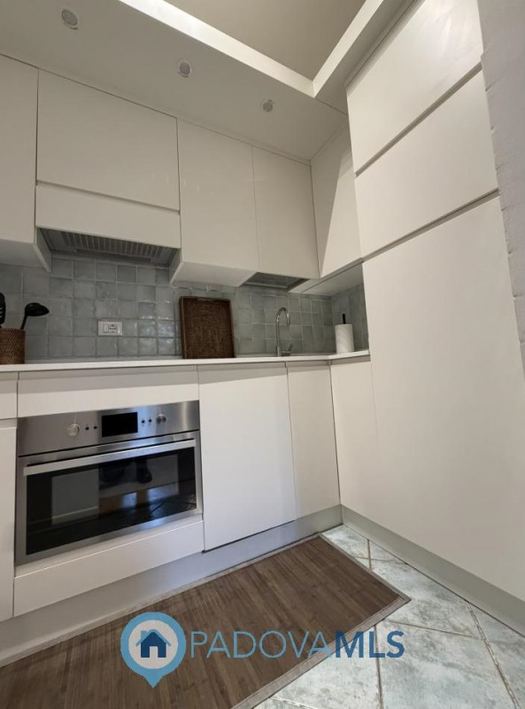 A pochi passi dal Duomo di Padova, in una delle vie più riservate e ricercate del centro storico,...