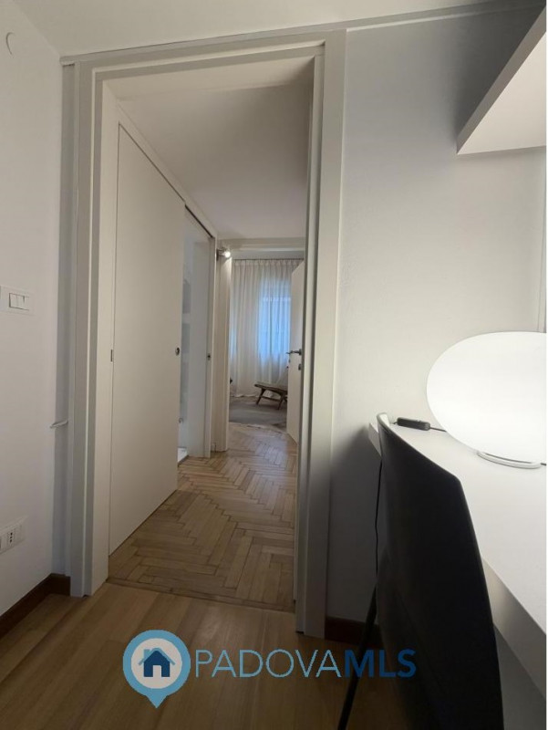 A pochi passi dal Duomo di Padova, in una delle vie più riservate e ricercate del centro storico,...