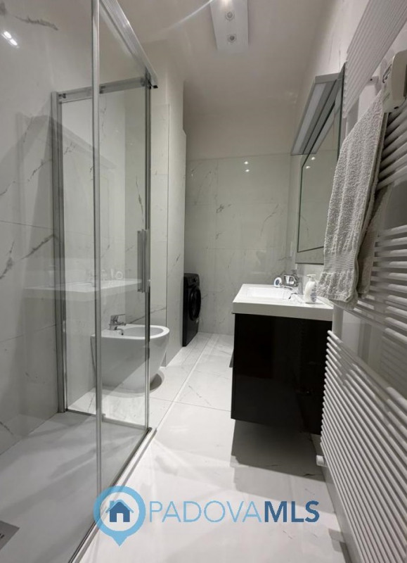 A pochi passi dal Duomo di Padova, in una delle vie più riservate e ricercate del centro storico,...