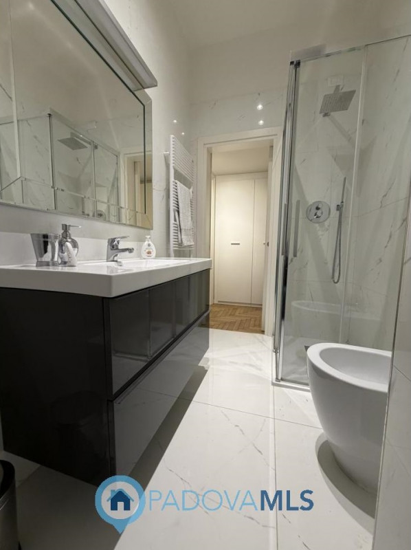 A pochi passi dal Duomo di Padova, in una delle vie più riservate e ricercate del centro storico,...