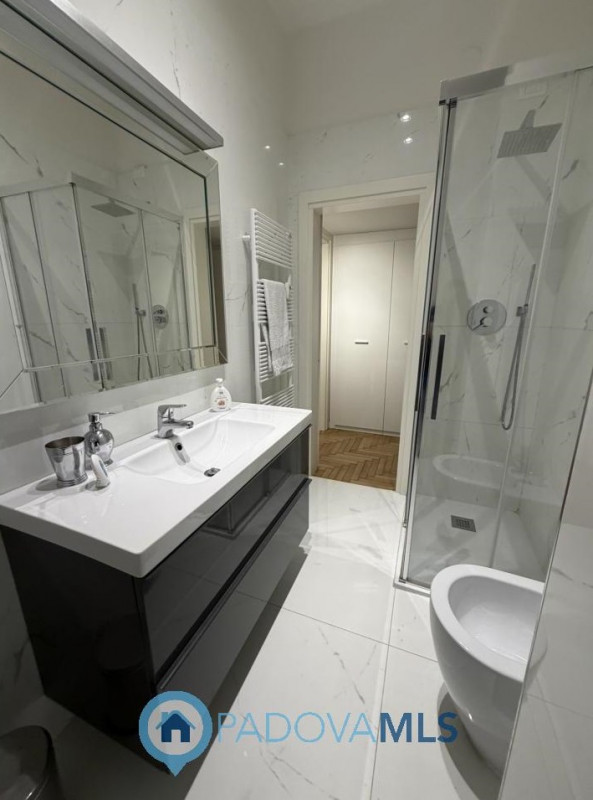 A pochi passi dal Duomo di Padova, in una delle vie più riservate e ricercate del centro storico,...