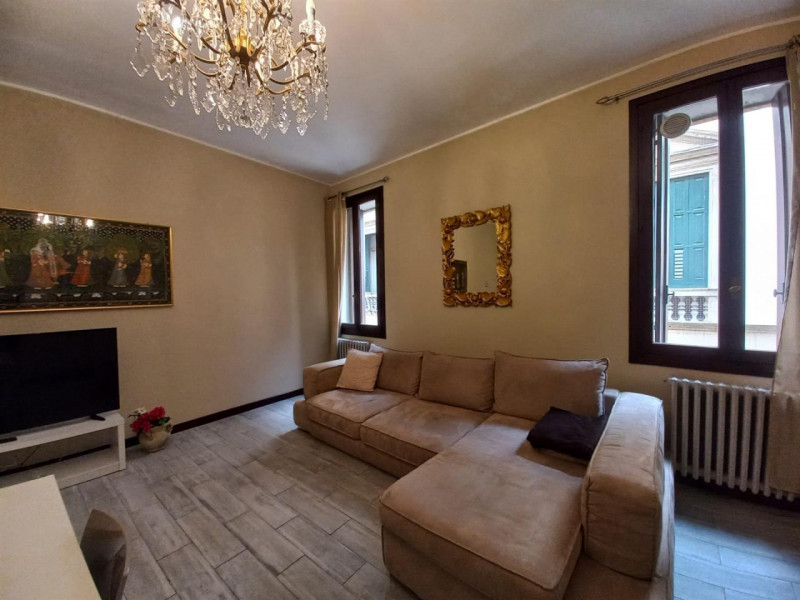 VICENZA, PIAZZA DEI SIGNORI: ELEGANTE MIDI APPARTAMENTO ARREDATO. CONSEGNA IMMEDIATA. CANONE MENS...