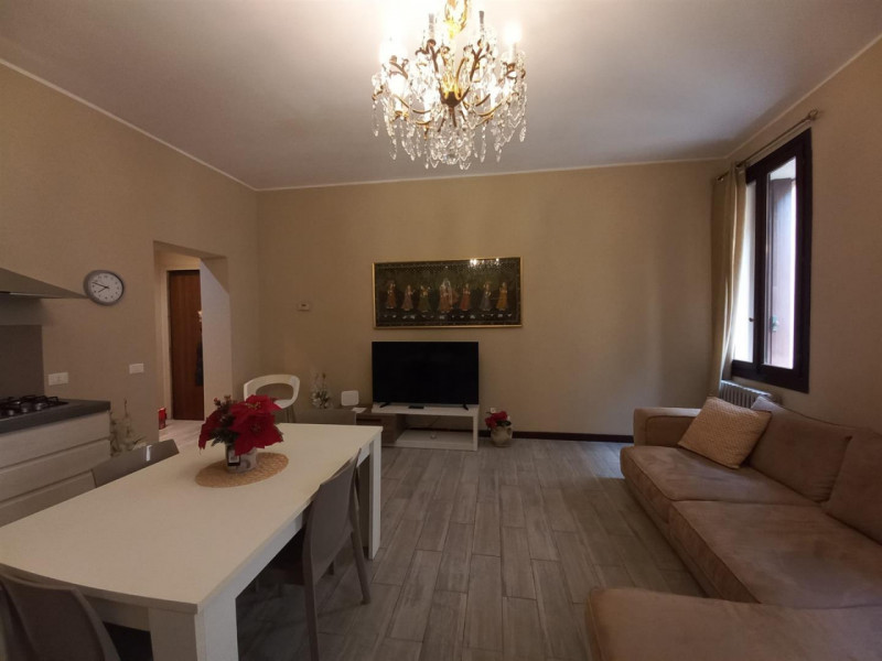 VICENZA, PIAZZA DEI SIGNORI: ELEGANTE MIDI APPARTAMENTO ARREDATO. CONSEGNA IMMEDIATA. CANONE MENS...