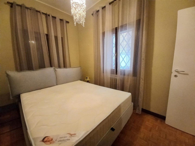 VICENZA, PIAZZA DEI SIGNORI: ELEGANTE MIDI APPARTAMENTO ARREDATO. CONSEGNA IMMEDIATA. CANONE MENS...