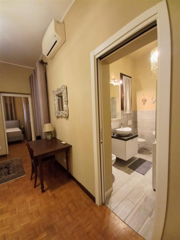 VICENZA, PIAZZA DEI SIGNORI: ELEGANTE MIDI APPARTAMENTO ARREDATO. CONSEGNA IMMEDIATA. CANONE MENS...