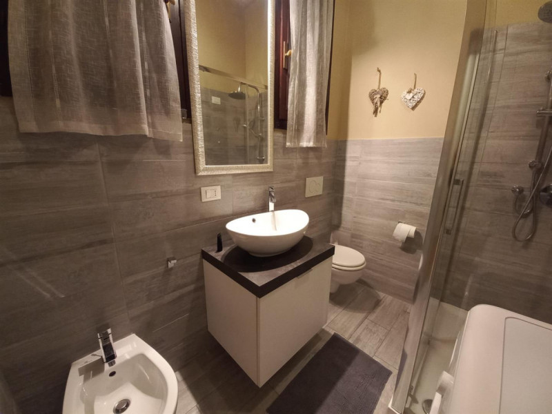 VICENZA, PIAZZA DEI SIGNORI: ELEGANTE MIDI APPARTAMENTO ARREDATO. CONSEGNA IMMEDIATA. CANONE MENS...