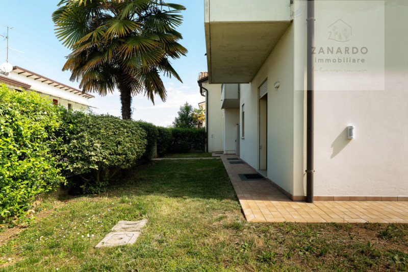 Ci sono case che si capiscono subito, appena si entra. Questo trilocale a Paese è una di quelle: ...