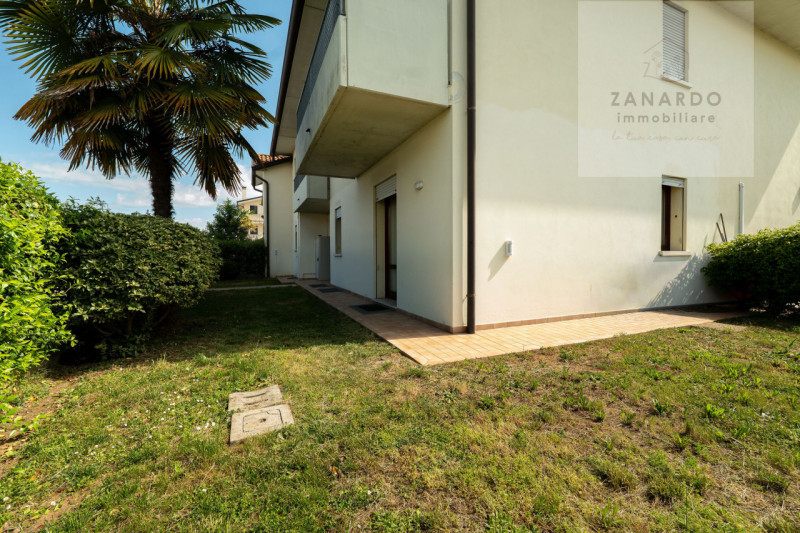 Ci sono case che si capiscono subito, appena si entra. Questo trilocale a Paese è una di quelle: ...