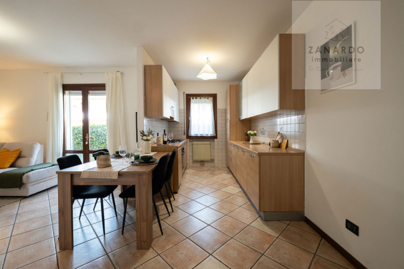 Ci sono case che si capiscono subito, appena si entra. Questo trilocale a Paese è una di quelle: ...