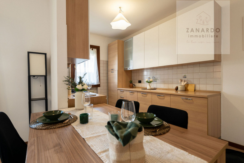 Ci sono case che si capiscono subito, appena si entra. Questo trilocale a Paese è una di quelle: ...