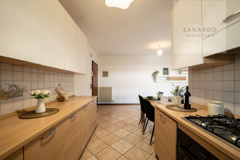 Ci sono case che si capiscono subito, appena si entra. Questo trilocale a Paese è una di quelle: ...