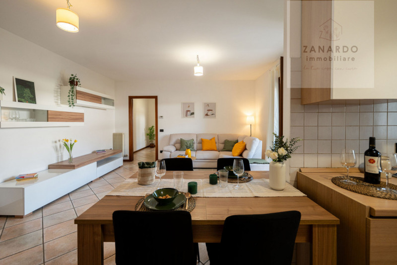 Ci sono case che si capiscono subito, appena si entra. Questo trilocale a Paese è una di quelle: ...