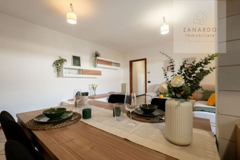 Ci sono case che si capiscono subito, appena si entra. Questo trilocale a Paese è una di quelle: ...