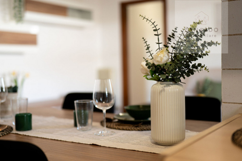 Ci sono case che si capiscono subito, appena si entra. Questo trilocale a Paese è una di quelle: ...