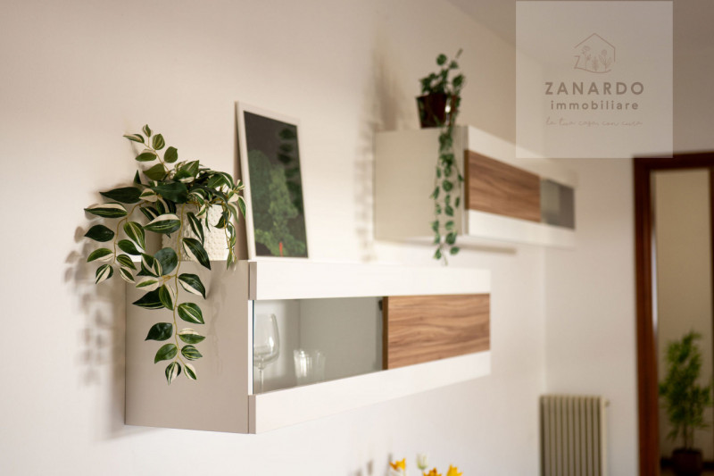 Ci sono case che si capiscono subito, appena si entra. Questo trilocale a Paese è una di quelle: ...