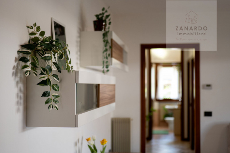 Ci sono case che si capiscono subito, appena si entra. Questo trilocale a Paese è una di quelle: ...