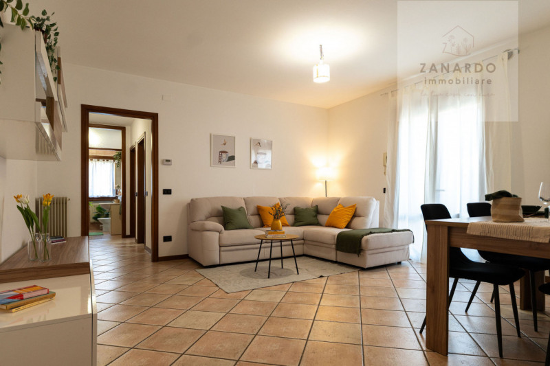 Ci sono case che si capiscono subito, appena si entra. Questo trilocale a Paese è una di quelle: ...