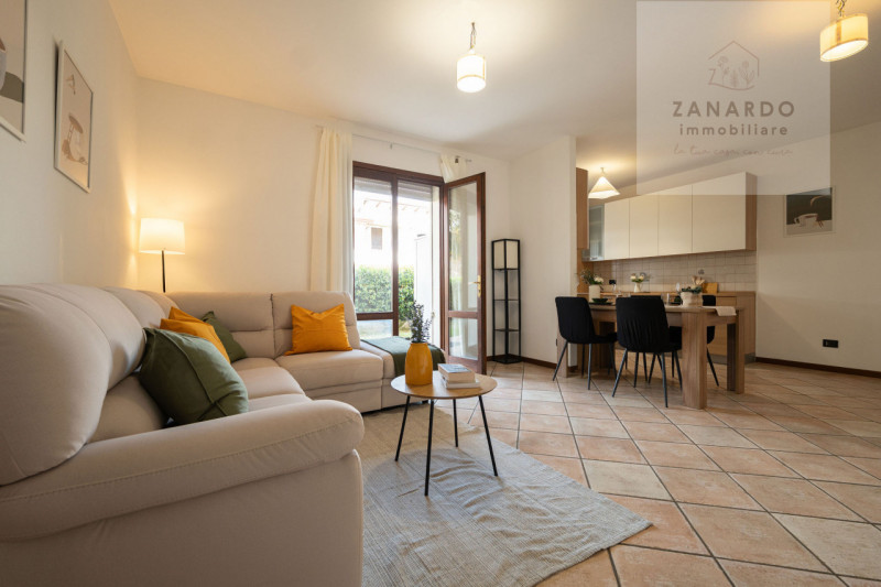 Ci sono case che si capiscono subito, appena si entra. Questo trilocale a Paese è una di quelle: ...