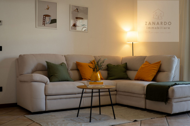 Ci sono case che si capiscono subito, appena si entra. Questo trilocale a Paese è una di quelle: ...