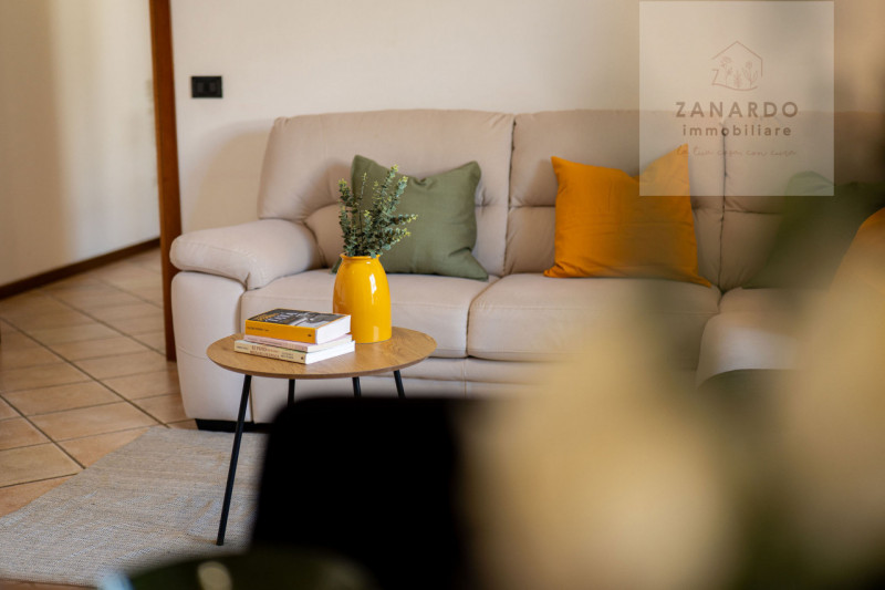 Ci sono case che si capiscono subito, appena si entra. Questo trilocale a Paese è una di quelle: ...