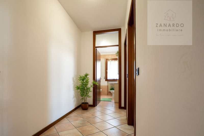 Ci sono case che si capiscono subito, appena si entra. Questo trilocale a Paese è una di quelle: ...