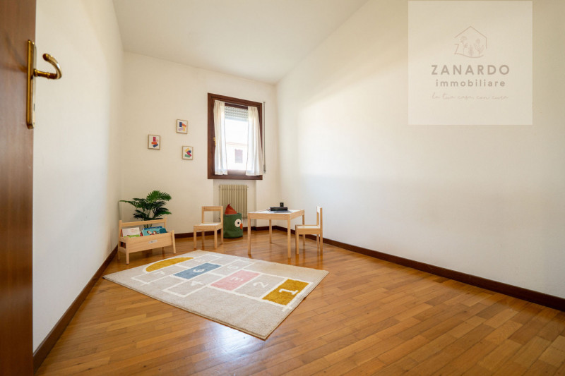 Ci sono case che si capiscono subito, appena si entra. Questo trilocale a Paese è una di quelle: ...