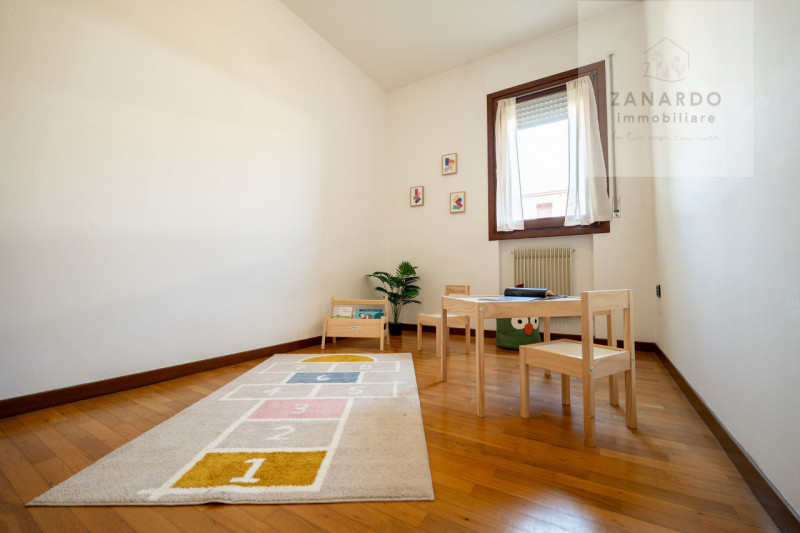 Ci sono case che si capiscono subito, appena si entra. Questo trilocale a Paese è una di quelle: ...