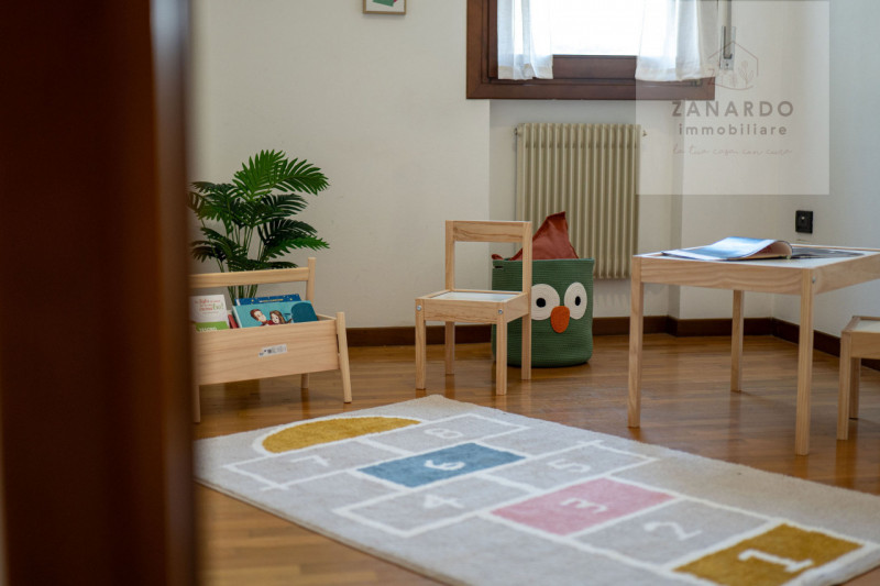 Ci sono case che si capiscono subito, appena si entra. Questo trilocale a Paese è una di quelle: ...