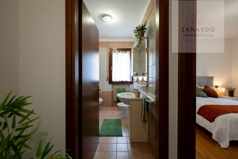 Ci sono case che si capiscono subito, appena si entra. Questo trilocale a Paese è una di quelle: ...