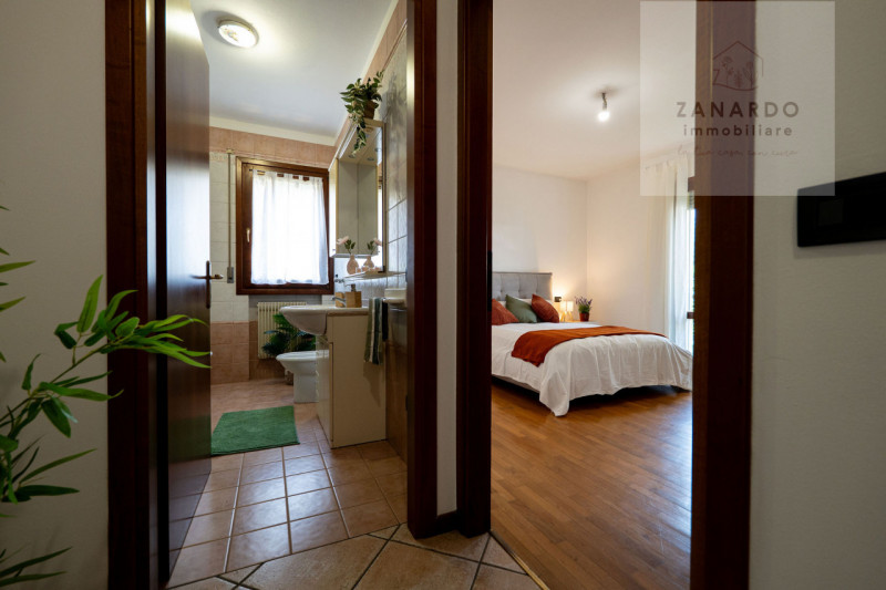 Ci sono case che si capiscono subito, appena si entra. Questo trilocale a Paese è una di quelle: ...