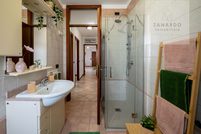 Ci sono case che si capiscono subito, appena si entra. Questo trilocale a Paese è una di quelle: ...