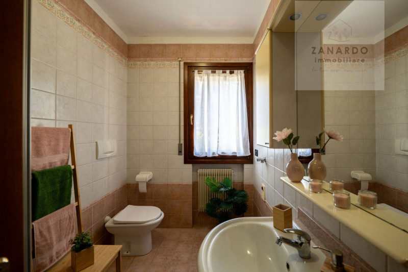 Ci sono case che si capiscono subito, appena si entra. Questo trilocale a Paese è una di quelle: ...