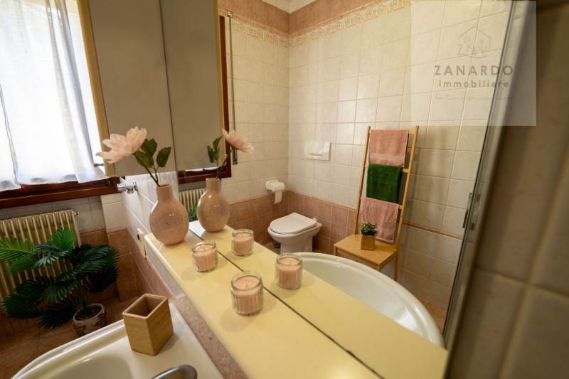 Ci sono case che si capiscono subito, appena si entra. Questo trilocale a Paese è una di quelle: ...