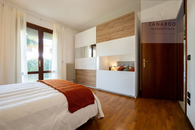 Ci sono case che si capiscono subito, appena si entra. Questo trilocale a Paese è una di quelle: ...